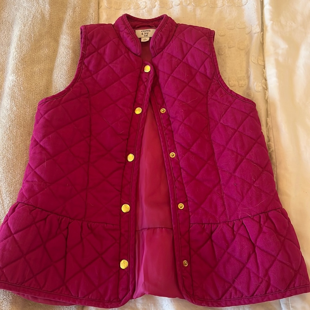 This is a pink pleated crown and ivy kids vest.